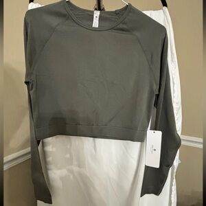 CRZ Yoga Ladies Bundle Size Large: Grey Sage Crop LS And 7/8 Tight Red Leggings